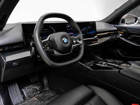 Used 2024 BMW 530i xDrive image 3