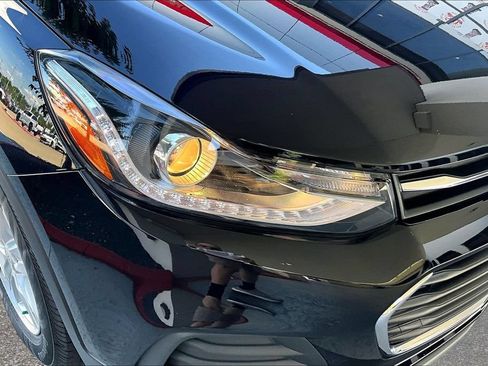 Used 2022 Chevrolet Trax LT w/ LT Convenience Package FWD image 29