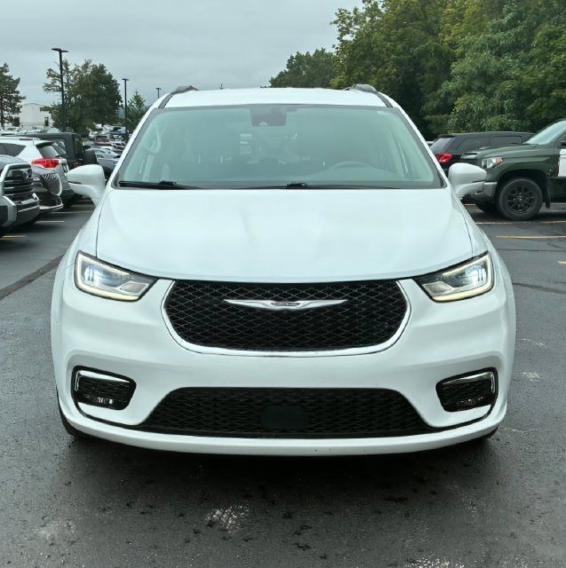 Used 2022 Chrysler Pacifica Touring-L AWD/4WD image 2