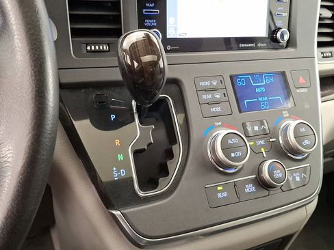 Certified 2019 Toyota Sienna XLE w/ XLE Navigation Package FWD image 4