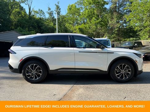 Used 2025 Lincoln Nautilus Premier AWD/4WD image 9