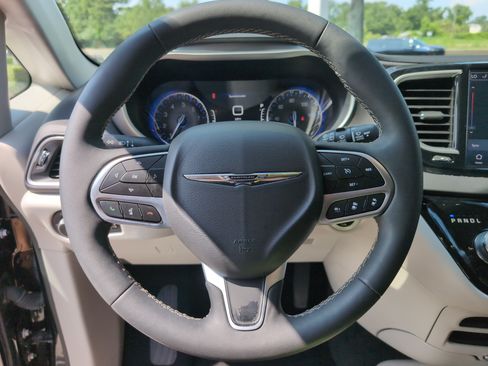 Used 2024 Chrysler Pacifica Touring-L FWD image 18