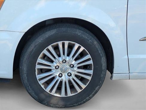 Used 2013 Chrysler Town & Country Limited w/ Luxury Group FWD image 14