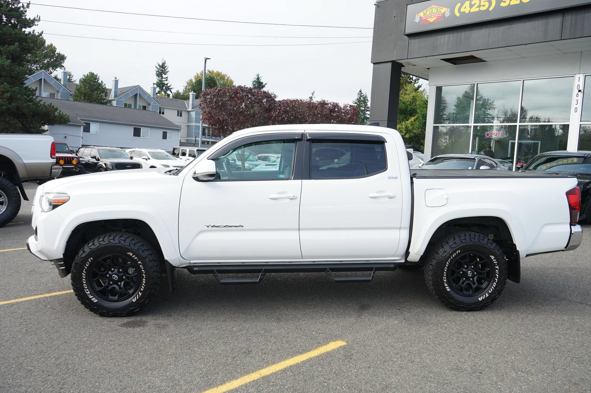Used 2021 Toyota Tacoma SR5 AWD/4WD image 2