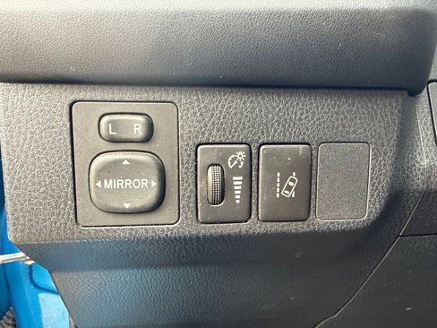 Used 2018 Toyota RAV4 LE image 17