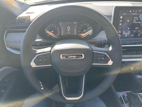 Used 2024 Jeep Compass Latitude image 17