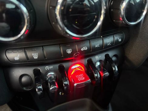 Used 2019 MINI Cooper 4-Door Hardtop w/ Signature Upholstery Package image 17