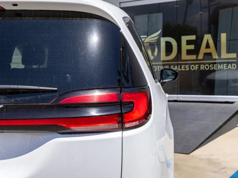 Used 2024 Chrysler Pacifica Limited FWD image 15