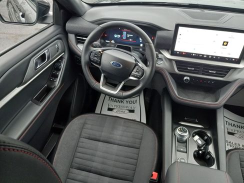 Used 2025 Ford Explorer ST-Line w/ ST-Line Street Pack AWD/4WD image 17