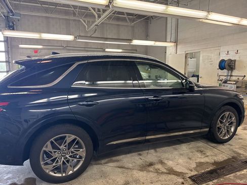 Used 2022 Genesis GV70 2.5T w/ Advanced Package image 3