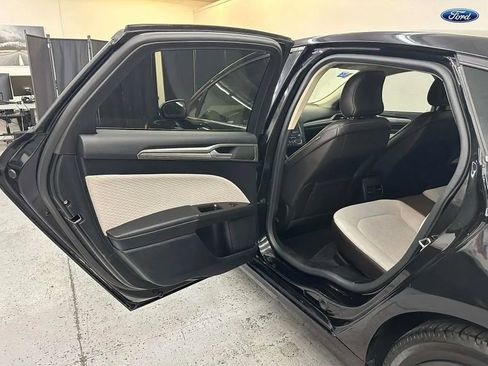 Used 2019 Ford Fusion SE w/ Equipment Group 151A image 16