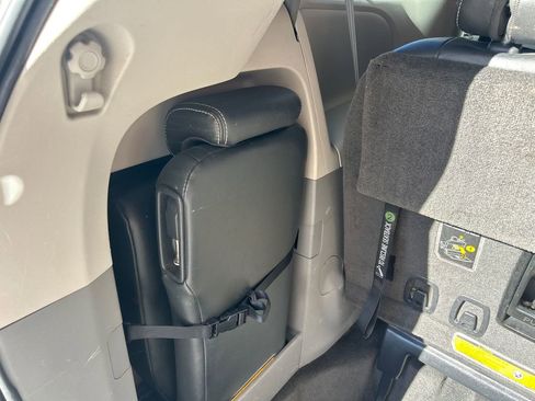 Used 2014 Toyota Sienna SE image 10