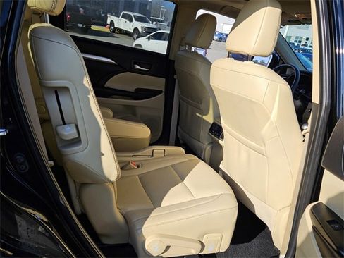 Used 2019 Toyota Highlander XLE image 15