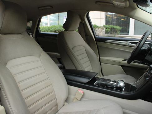 Used 2018 Ford Fusion SE FWD image 26