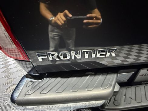 Used 2010 Nissan Frontier SE image 24