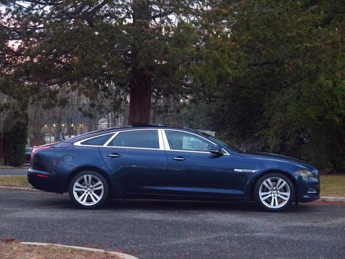Used 2011 Jaguar XJ L image 24