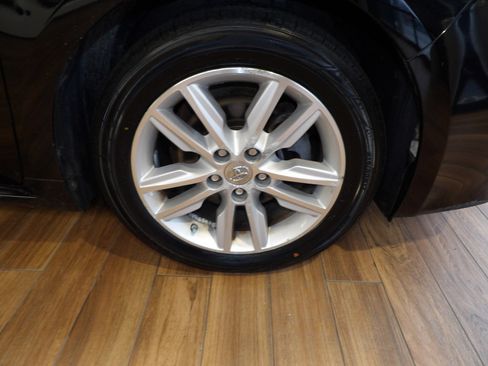 Used 2013 Toyota Avalon XLE Premium image 4