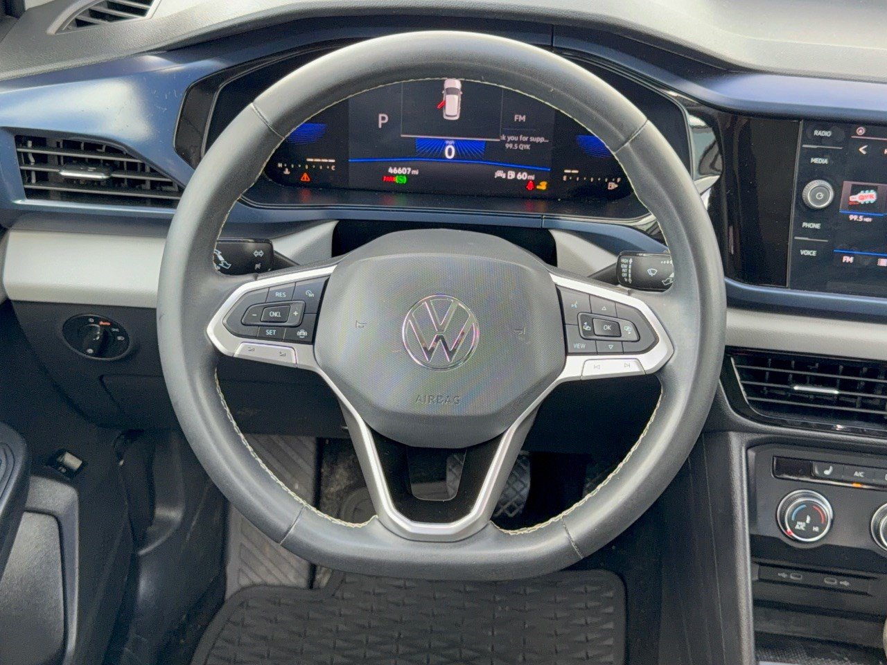 Used 2022 Volkswagen Taos SE w/ Panoramic Sunroof Package FWD image 10