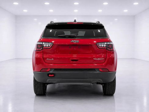 Used 2025 Jeep Compass Trailhawk AWD/4WD image 4