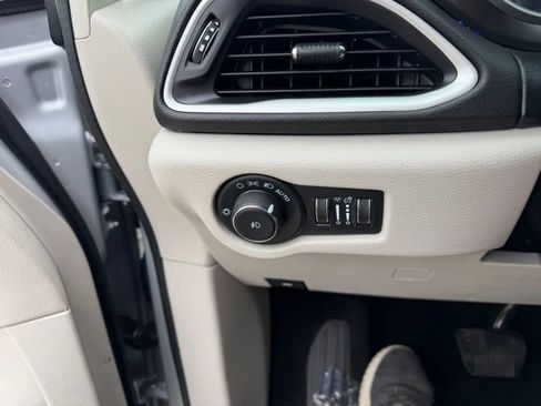 Used 2024 Chrysler Pacifica Touring-L FWD image 17