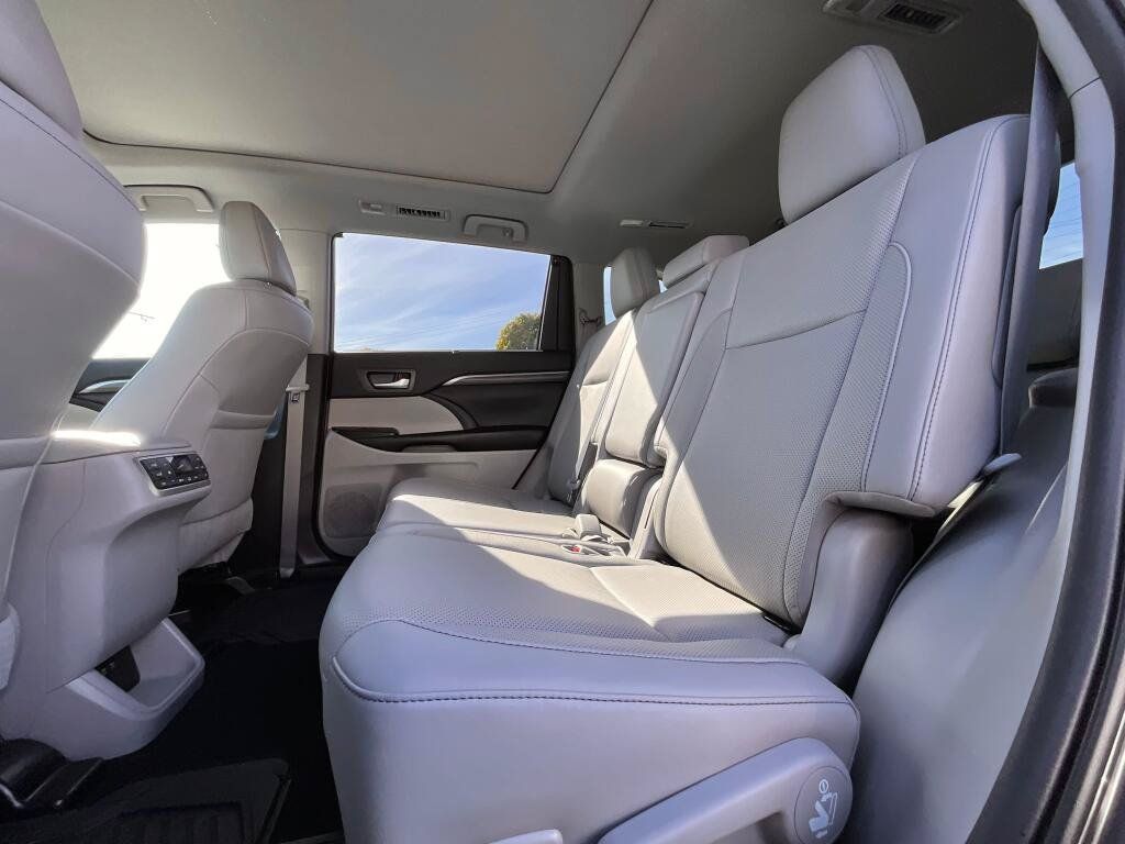 Used 2019 Toyota Highlander Limited Platinum AWD/4WD image 12
