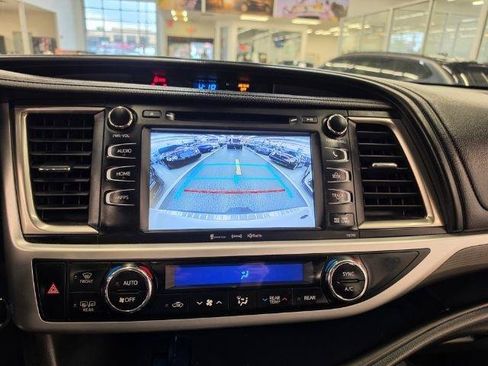 Used 2019 Toyota Highlander SE AWD/4WD image 24