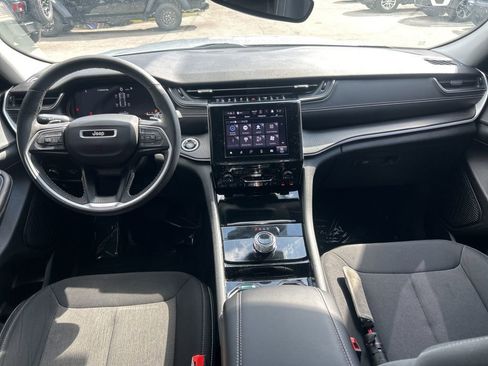 Certified 2023 Jeep Grand Cherokee Laredo w/ Luxury Tech Group I image 33