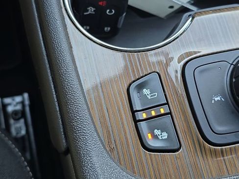 Certified 2023 GMC Acadia SLE w/ Driver Convenience Package image 18