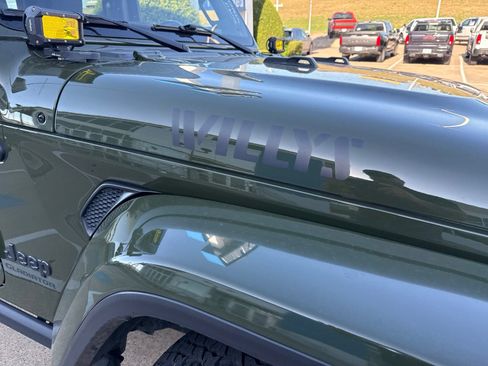 Used 2022 Jeep Gladiator Sport AWD/4WD image 5