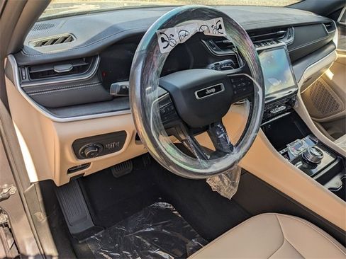 New 2025 Jeep Grand Cherokee Limited image 8