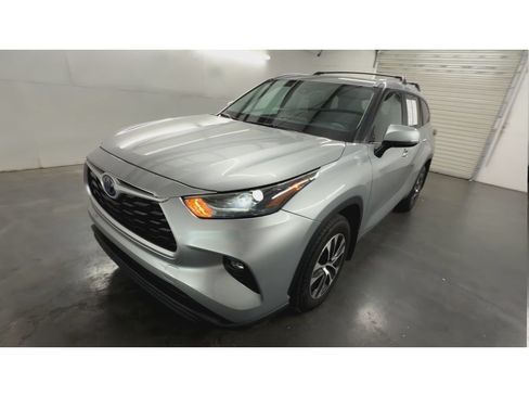 Used 2023 Toyota Highlander XLE FWD image 4
