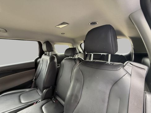 Used 2025 Kia Carnival FWD image 27