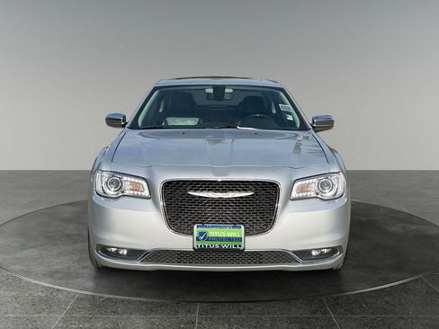 Used 2020 Chrysler 300 Limited RWD image 2