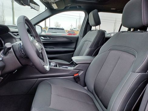 Used 2025 Jeep Grand Cherokee Laredo X AWD/4WD image 9