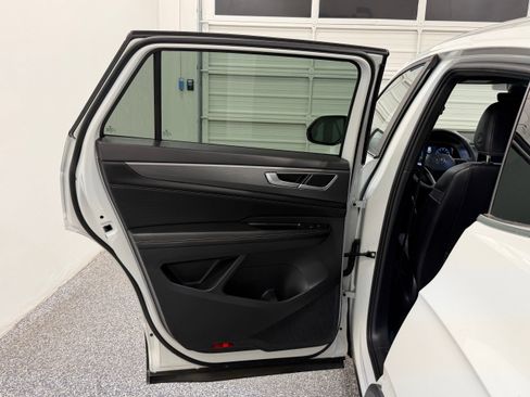 Used 2024 Volkswagen Atlas Cross Sport SE FWD image 21