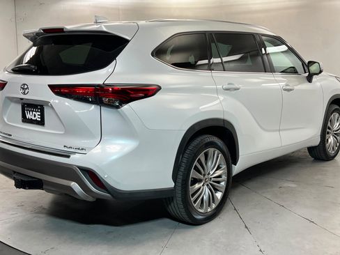 Used 2023 Toyota Highlander Platinum FWD image 6
