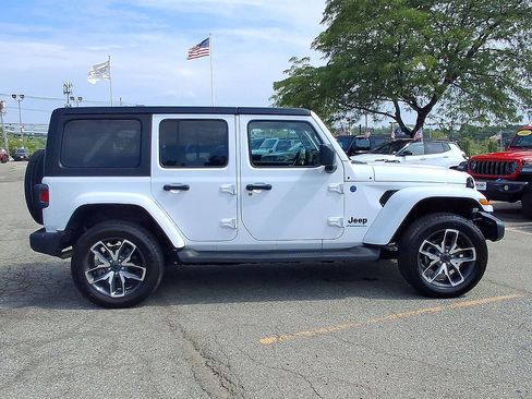 Used 2024 Jeep Wrangler Unlimited w/ Convenience Group AWD/4WD image 32