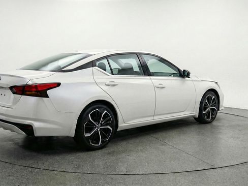 Used 2025 Nissan Altima 2.5 SR FWD image 9