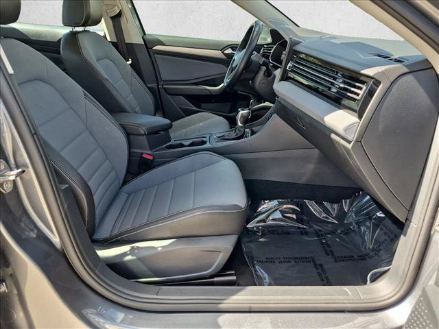 Used 2025 Volkswagen Jetta SE FWD image 22