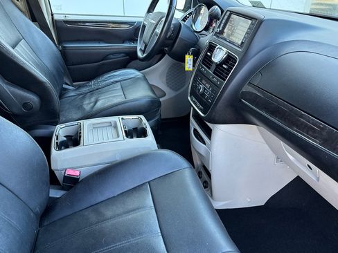 Used 2013 Chrysler Town & Country Touring FWD image 18