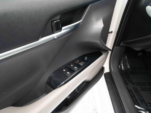Used 2020 Toyota Camry LE FWD image 7