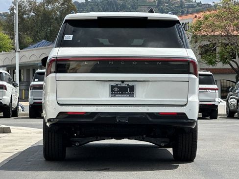 New 2026 Lincoln Navigator Reserve AWD/4WD image 4