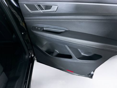 Used 2024 Volkswagen Atlas Cross Sport SE image 29