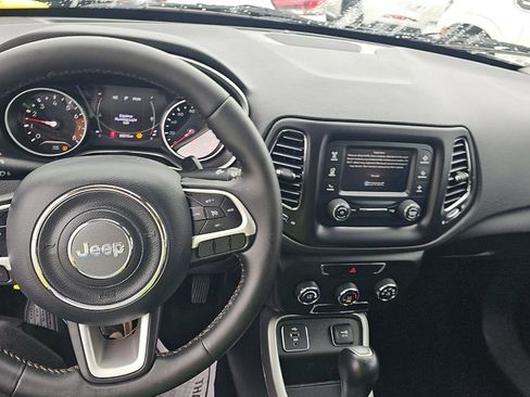 Used 2018 Jeep Compass Latitude FWD image 9
