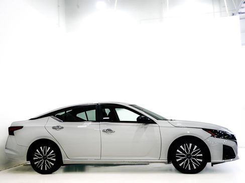 Used 2025 Nissan Altima 2.5 SV FWD image 4