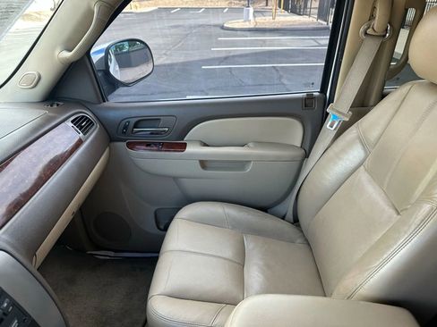 Used 2011 GMC Yukon XL SLT w/ SLT-2 Equipment Package image 10