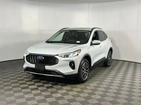 Used 2025 Ford Escape SE image 3