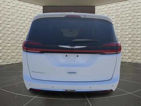 Certified 2025 Chrysler Pacifica Select FWD image 4