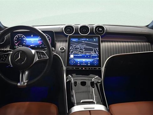 Used 2024 Mercedes-Benz GLC 300 4MATIC image 5