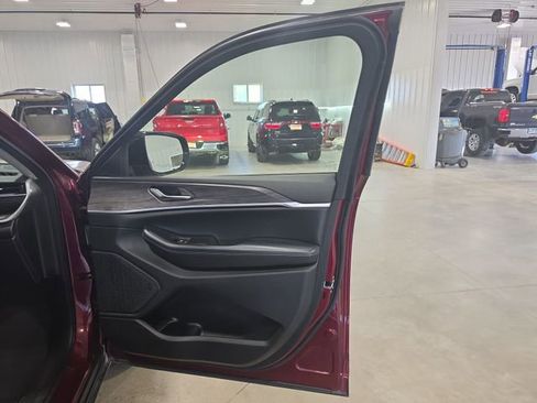 Used 2023 Jeep Grand Cherokee Limited AWD/4WD image 31